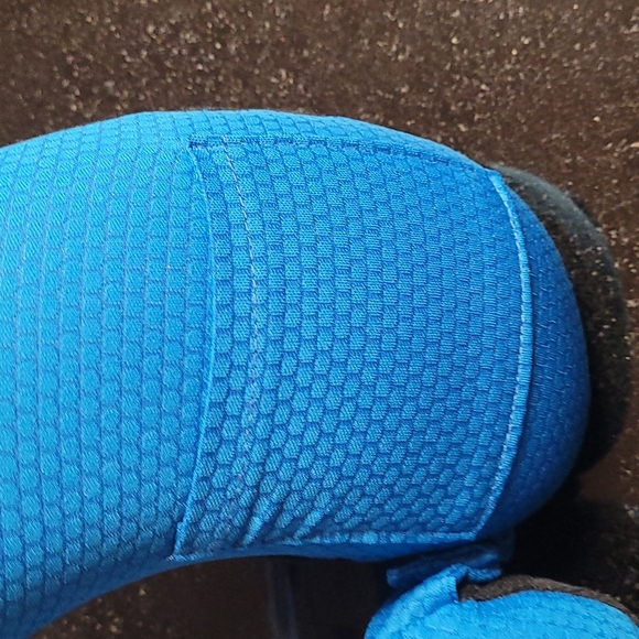 🚗🛫Travel Pillow w/ Sleep Mask - Picture 5 of 11